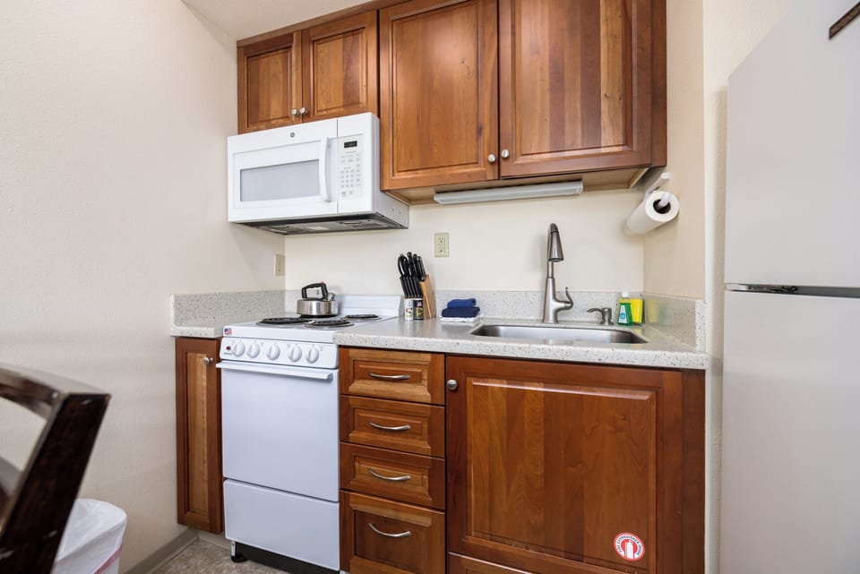 Traditional Townhome | Private kitchen | Full-size fridge, microwave, oven, stovetop