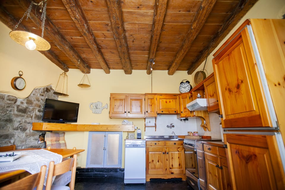 Panoramic House | Private kitchen | Fridge, oven, stovetop, cookware/dishes/utensils