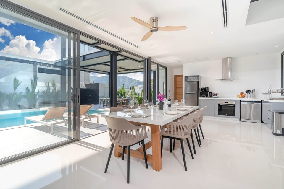 Luxury Villa | Living room | 40-inch LED TV with digital channels, TV