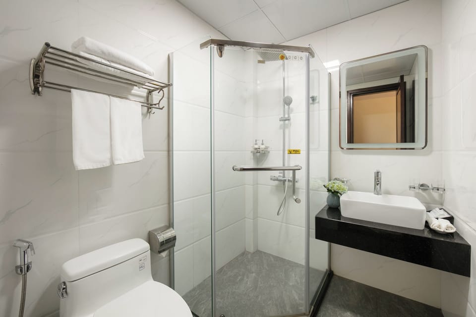 Deluxe Room, 1 Bedroom, City View | Bathroom | Shower, designer toiletries, hair dryer, slippers