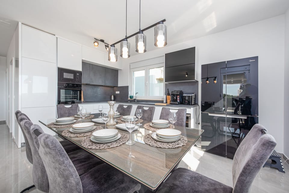 Villa, 5 Bedrooms, Private Pool, Sea View | In-room dining