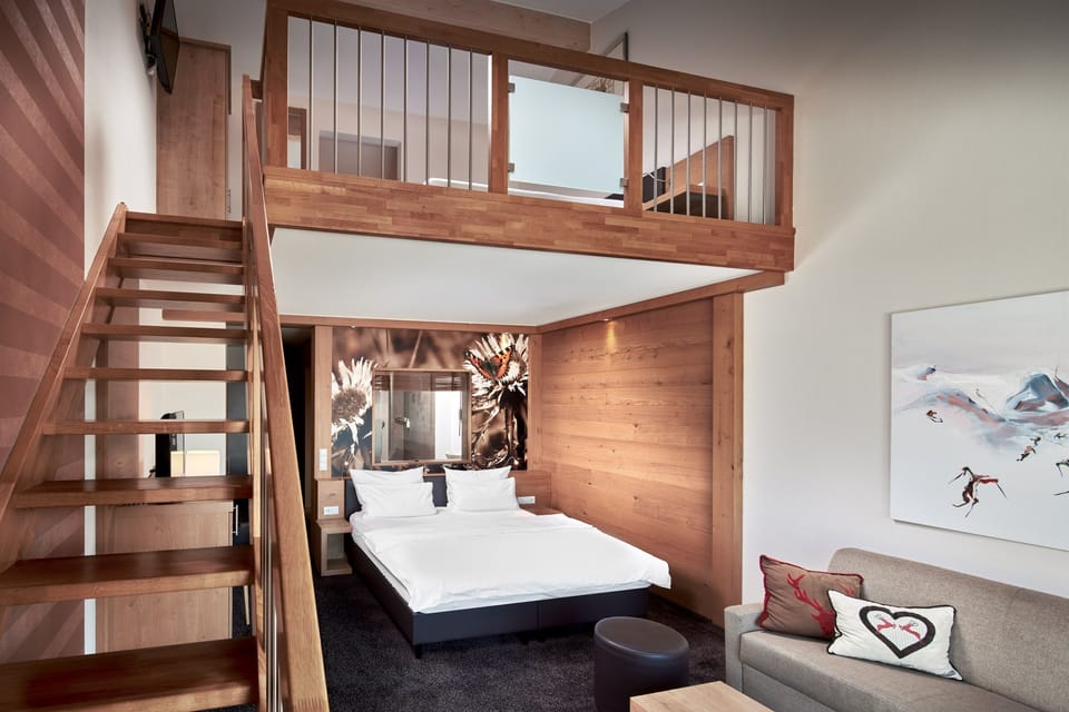 Gallery Room | Hypo-allergenic bedding, individually decorated, individually furnished