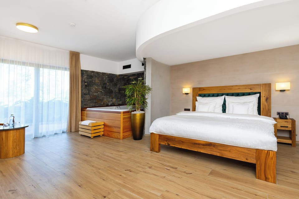 Deluxe Studio Suite, Jetted Tub, Golf View | Minibar, desk, soundproofing, free cribs/infant beds