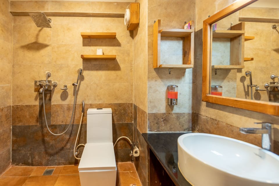 Deluxe Room | Bathroom | Slippers, towels