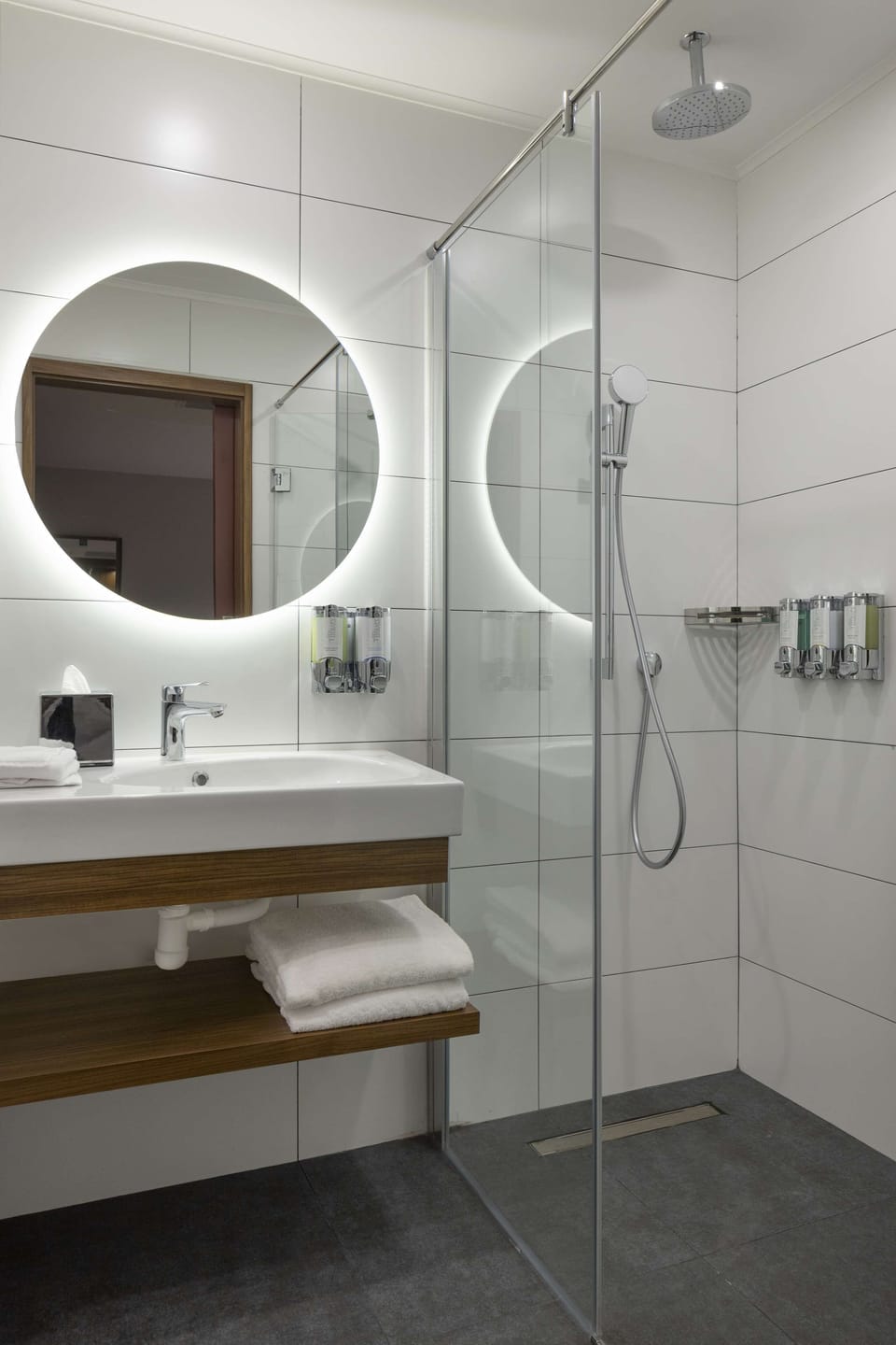 Shower, rainfall showerhead, free toiletries, hair dryer