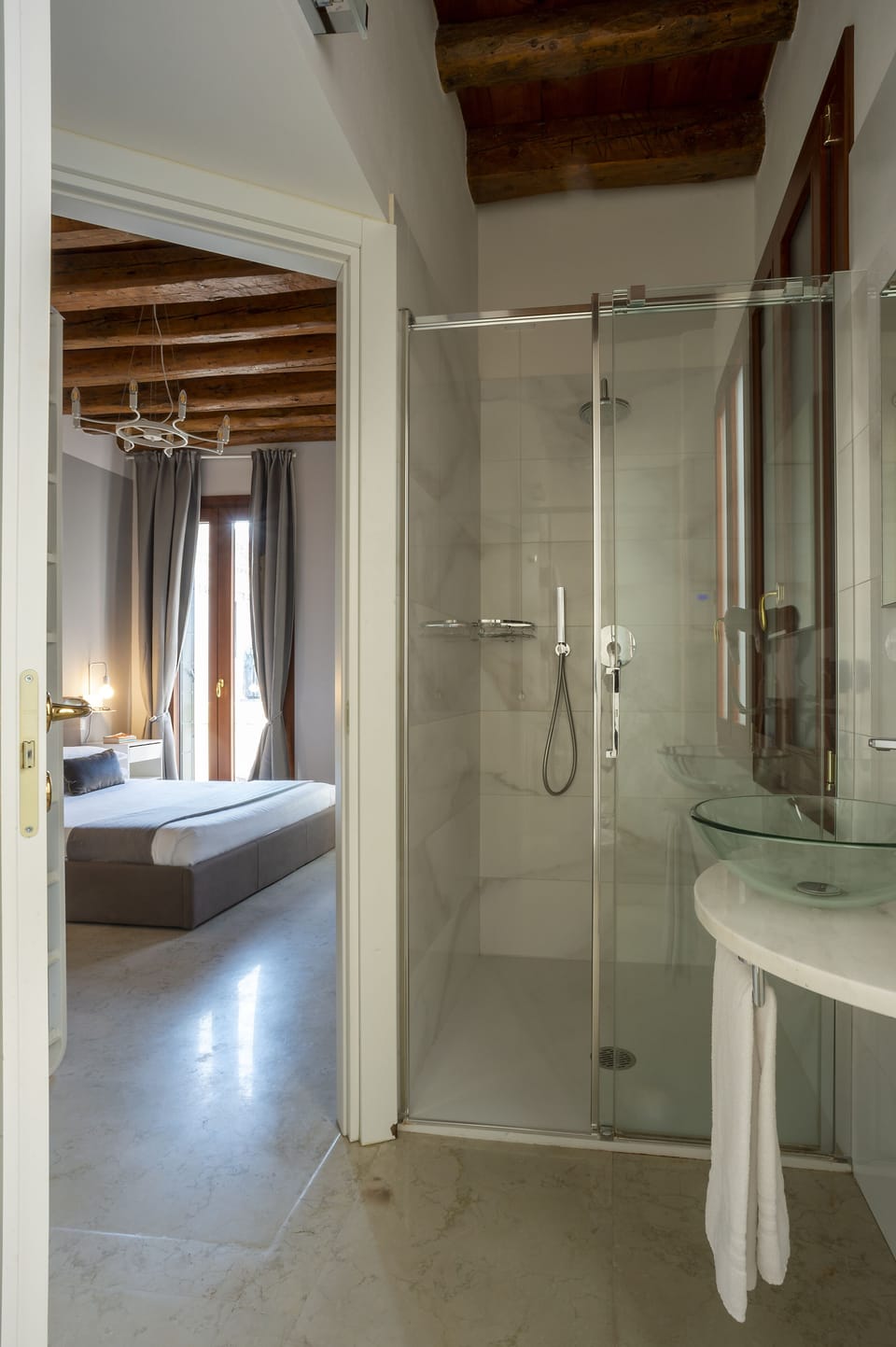 Deluxe Triple Room | Bathroom | Shower, rainfall showerhead, free toiletries, hair dryer