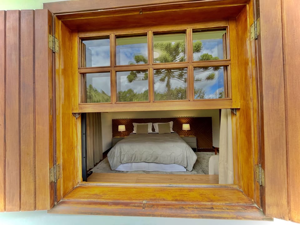Deluxe Double or Twin Room | Minibar, WiFi (free), bed sheets