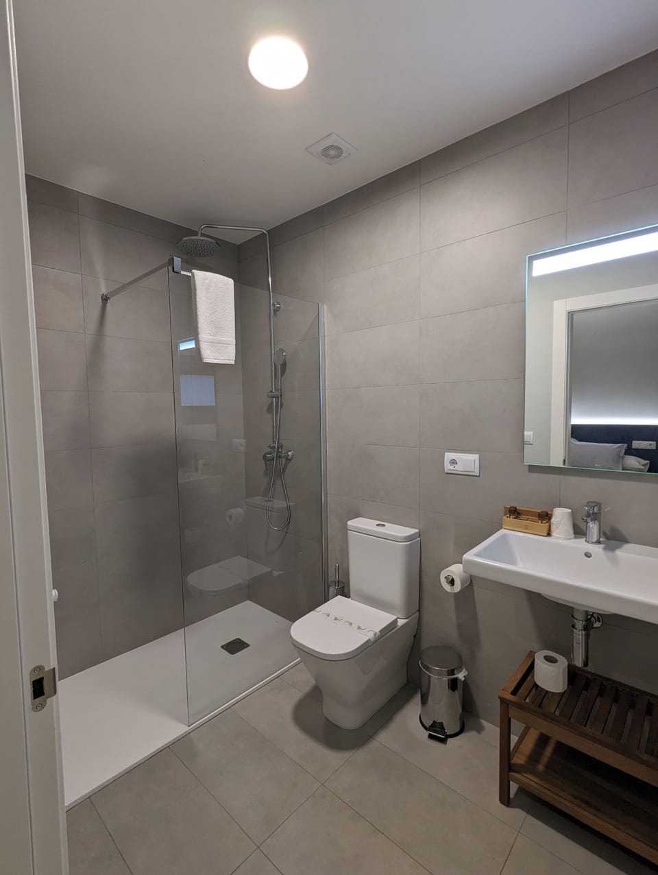 Economy Twin Room | Bathroom | Shower, rainfall showerhead, free toiletries, towels