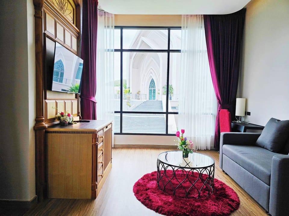 Luxury Double Room | Living area | 32-inch flat-screen TV with cable channels, TV