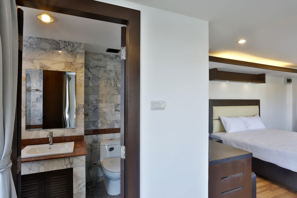 Shower, rainfall showerhead, free toiletries, hair dryer