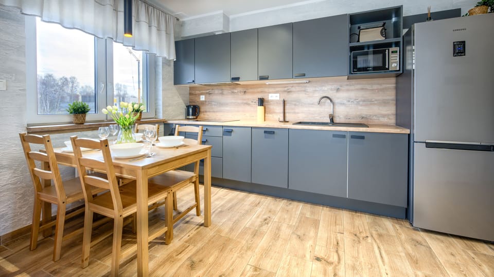 Apartment (6) | Private kitchenette | Fridge, stovetop, electric kettle, cookware/dishes/utensils