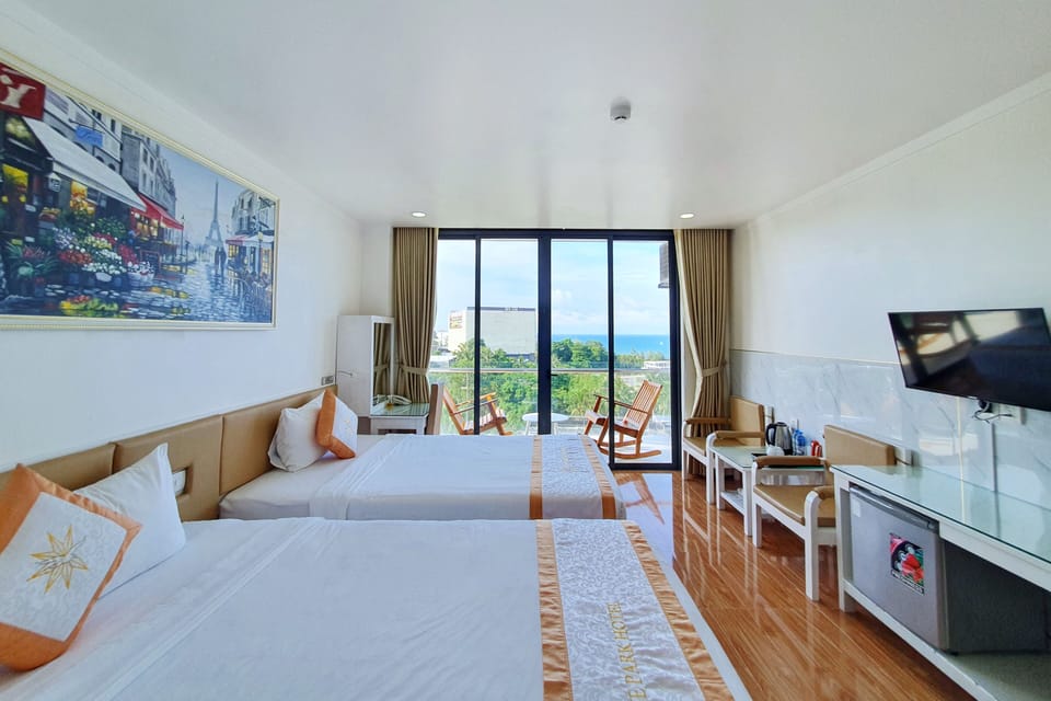 Deluxe Triple Room | Minibar, desk, soundproofing, iron/ironing board