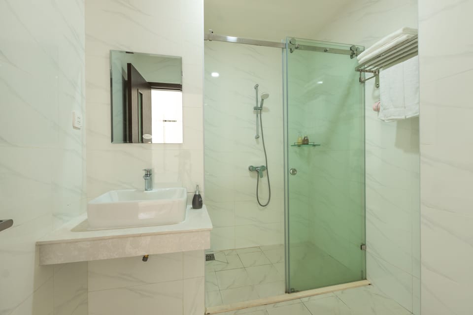 Shower, hydromassage showerhead, free toiletries, hair dryer