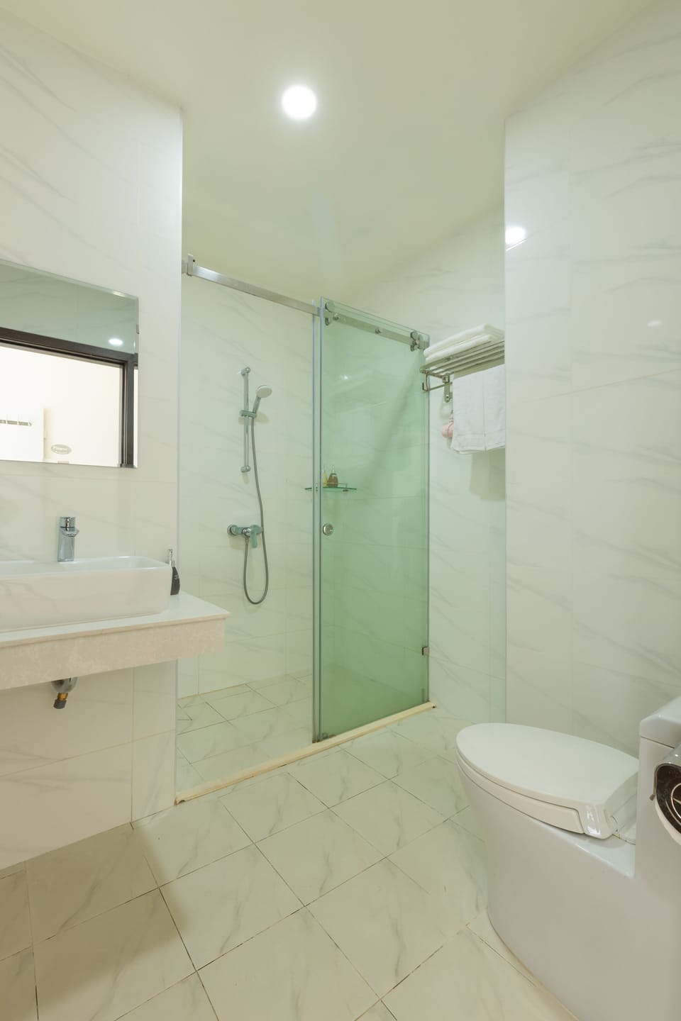 Deluxe Twin Room | Bathroom | Shower, hydromassage showerhead, free toiletries, hair dryer