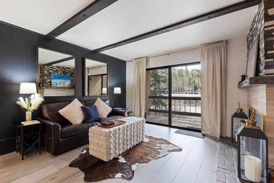 Condo, 2 Bedrooms | Living area