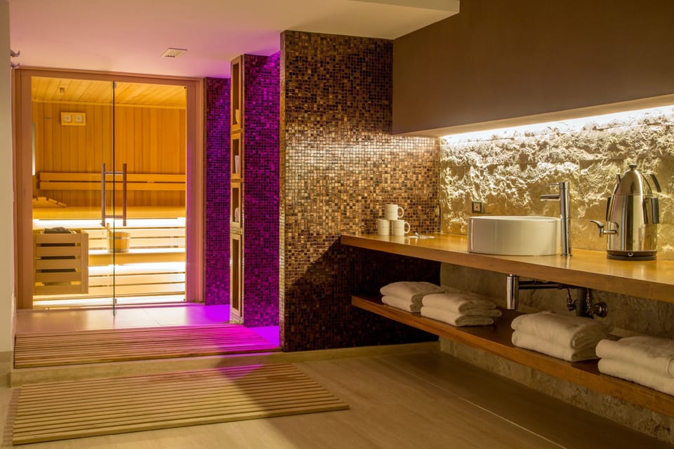 Sauna, hot tub, steam room
