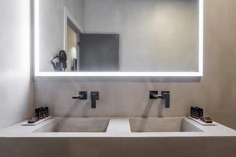 Deluxe Quadruple room, exterior | Bathroom | Shower, rainfall showerhead, hair dryer, towels