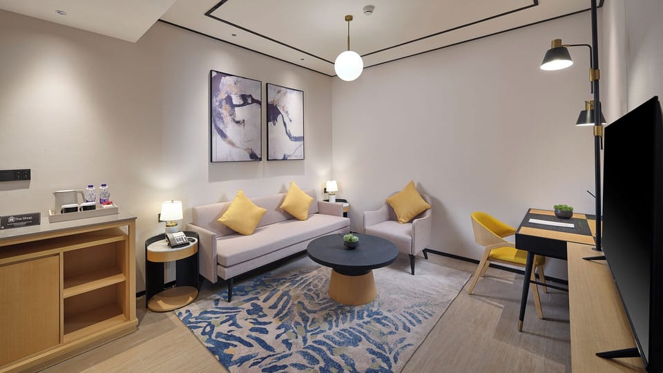 Deluxe Suite, 1 King Bed | Desk, soundproofing, bed sheets