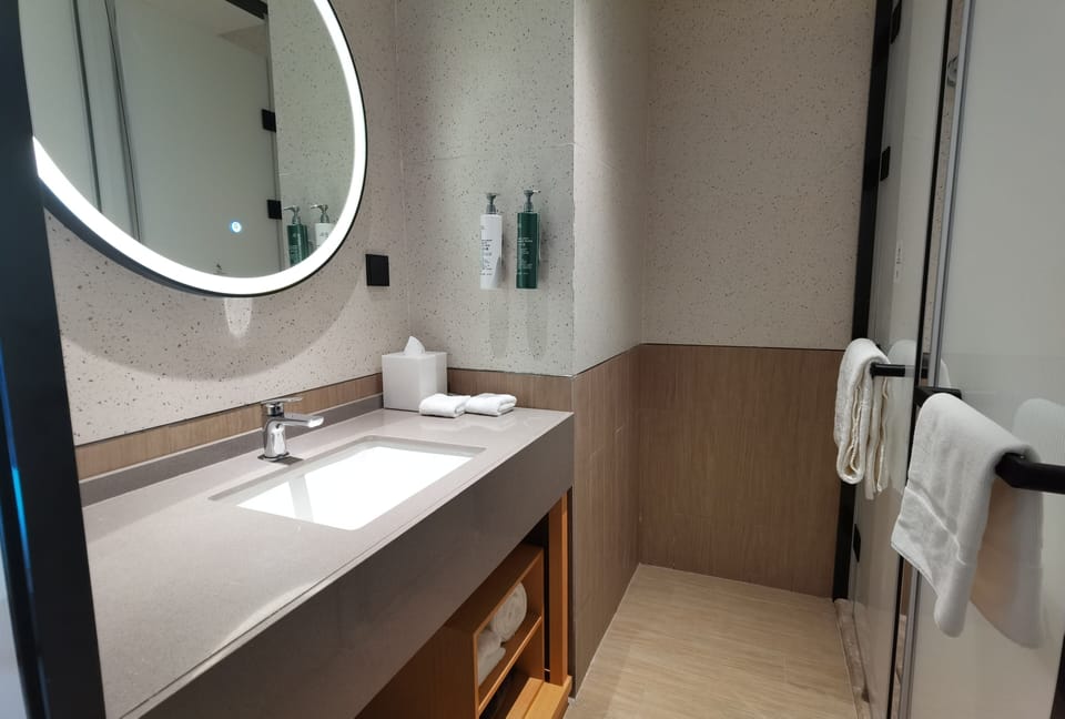 Room, 1 King Bed | Bathroom | Rainfall showerhead, towels