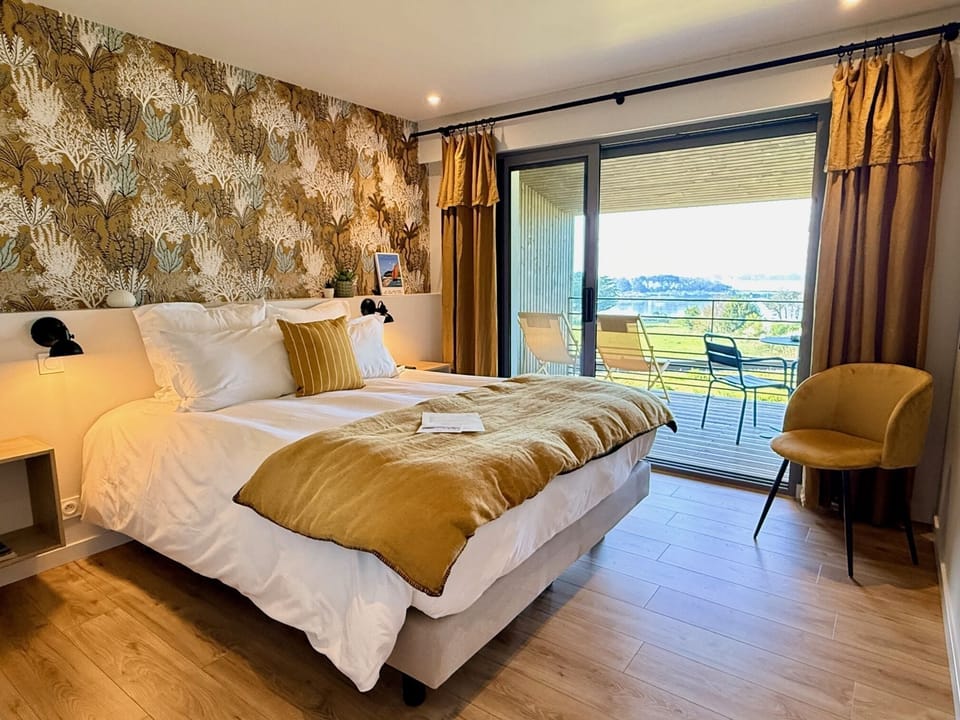 Superior Double Room, Ensuite, Sea View (3 - Chambre Illur)
