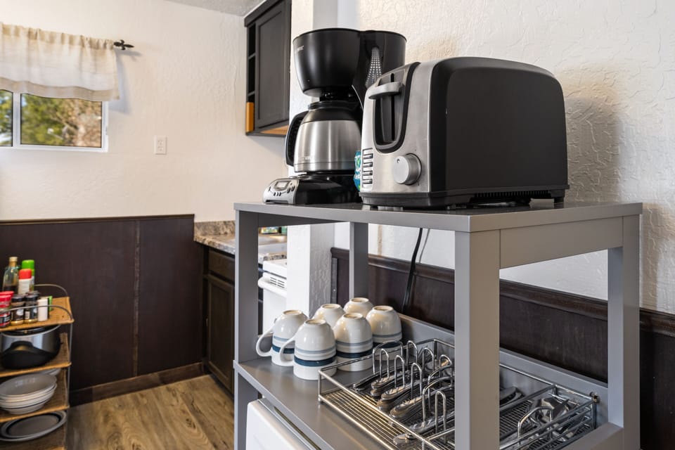 Economy House | Private kitchen | Full-size fridge, microwave, oven, stovetop