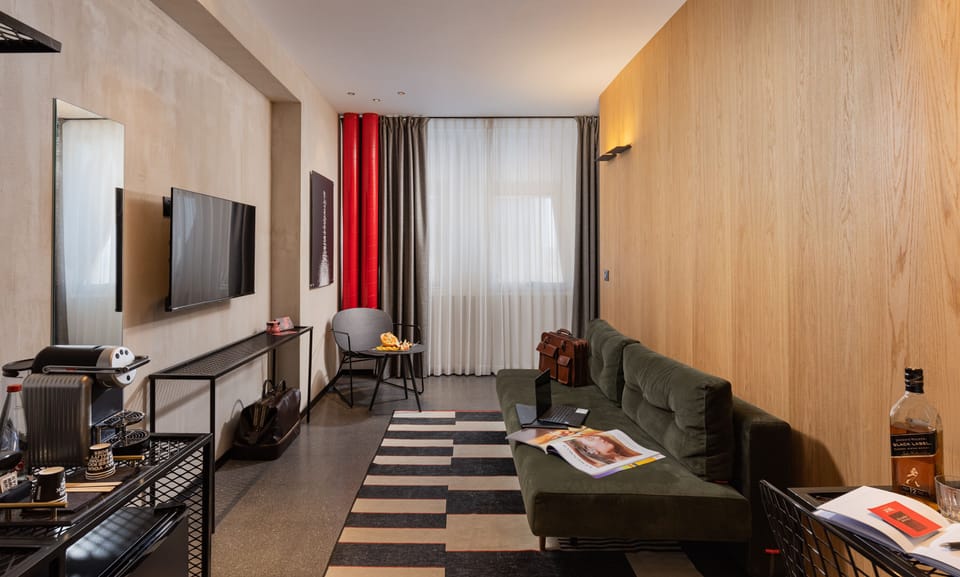 Executive Suite | Living area | 32-inch LCD TV with cable channels, TV