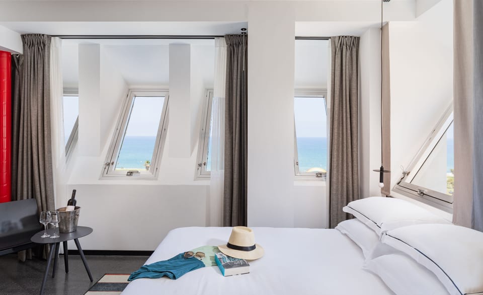 Executive Room | Minibar, in-room safe, desk, laptop workspace