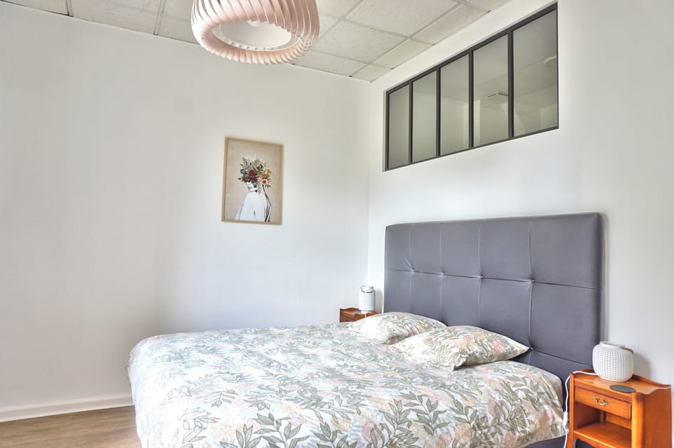 Double or Twin Room, 1 King Bed, Garden View | Laptop workspace, iron/ironing board, free WiFi, bed sheets