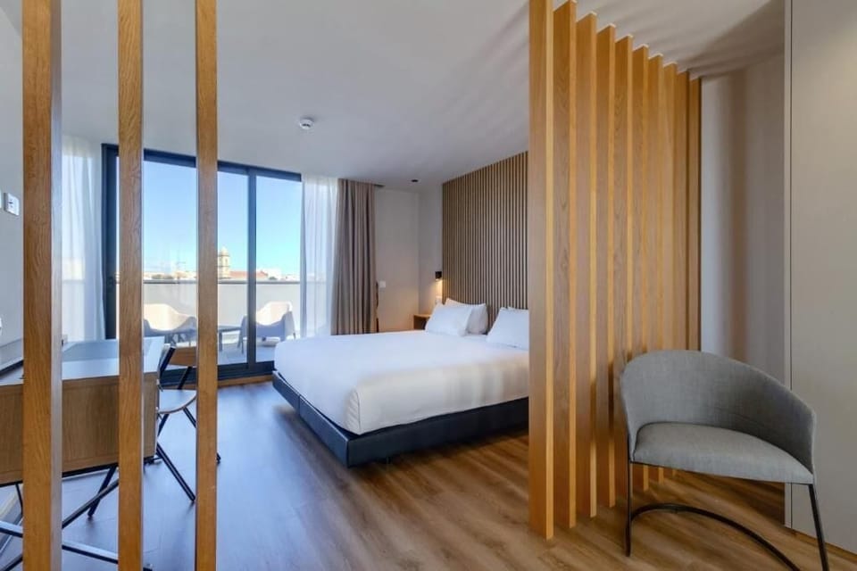 Junior Suite | Minibar, in-room safe, free WiFi, bed sheets