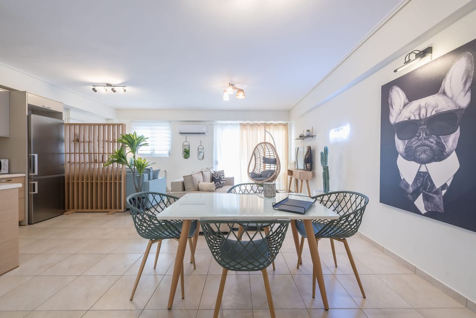 Luxury Double Room | Living area | Smart TV, offices
