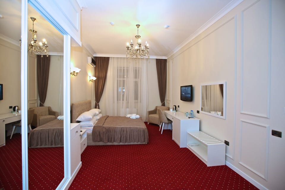 Minibar, desk, laptop workspace, free WiFi