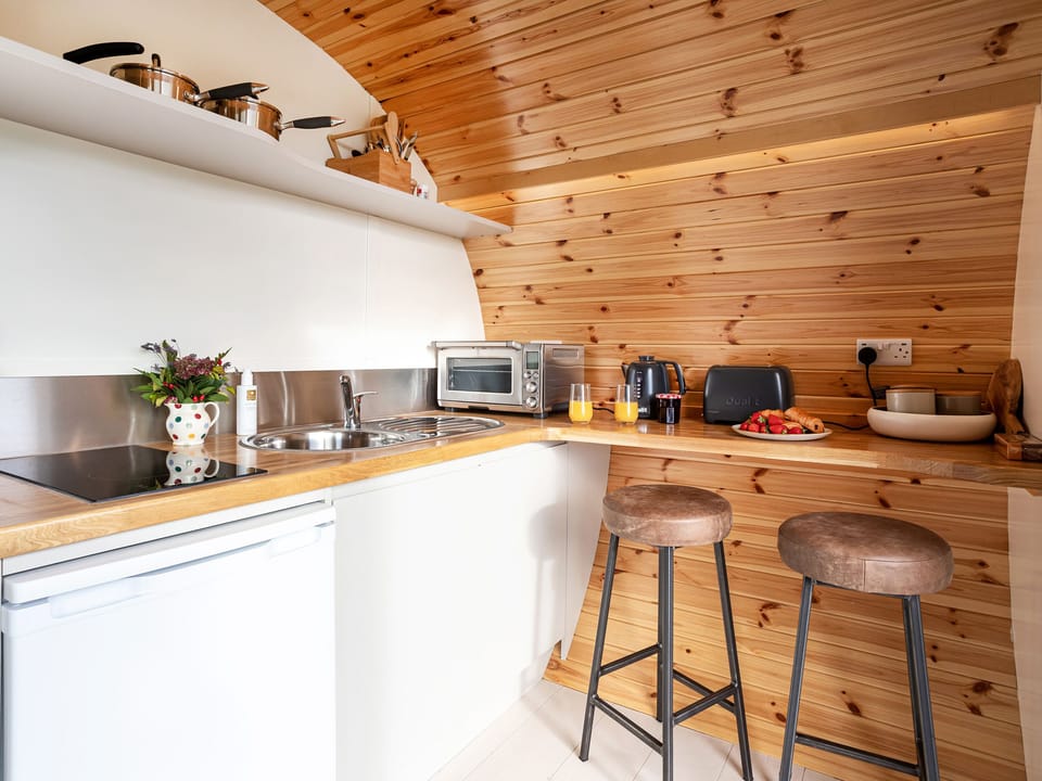Cottage | Private kitchen | Fridge, electric kettle, toaster, cookware/dishes/utensils