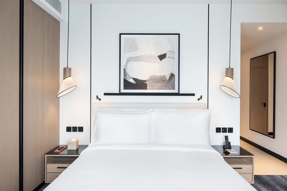 Premium bedding, minibar, desk, free WiFi