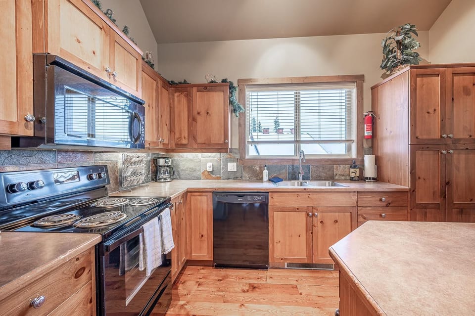 Duplex, 4 Bedrooms, Mountain View, Slope side (4 Bedrooms) | Private kitchen | Coffee/tea maker, microwave, oven, electric kettle