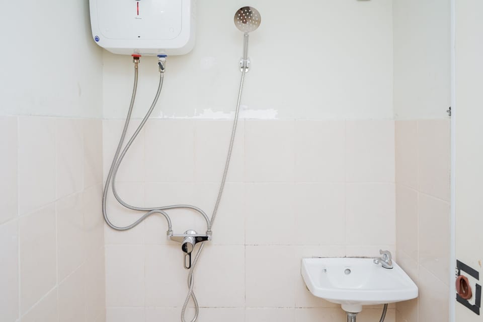Apartment | Bathroom | Shower, free toiletries, towels