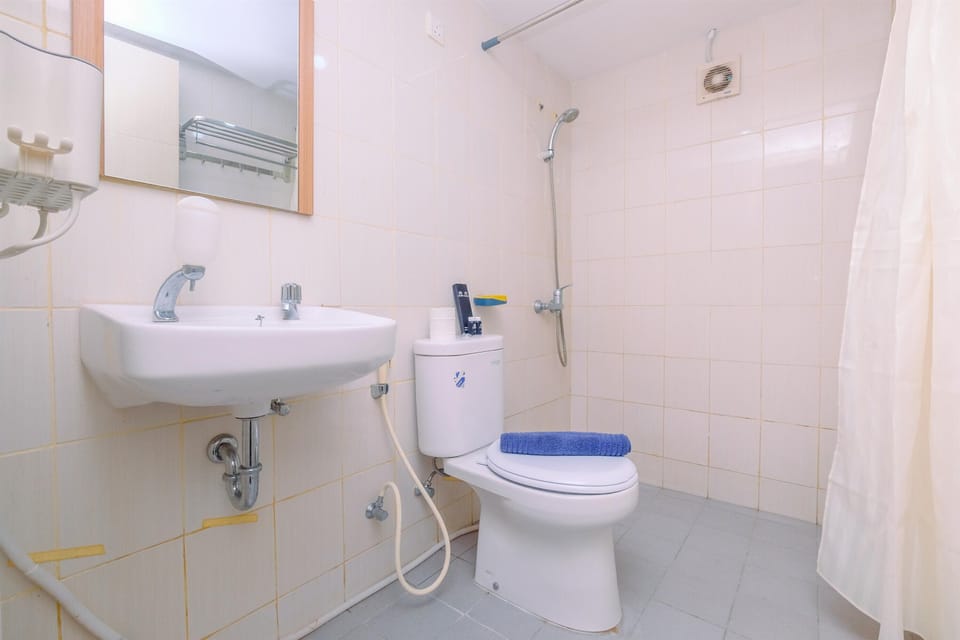 Shower, free toiletries, towels, shampoo