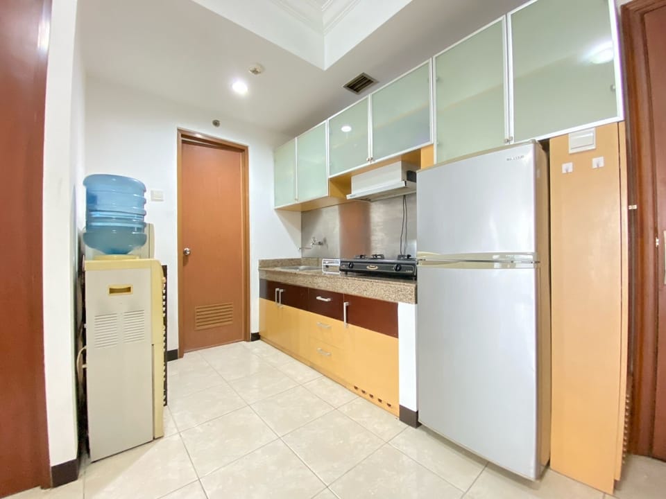 Fridge, stovetop, cookware/dishes/utensils, dining tables