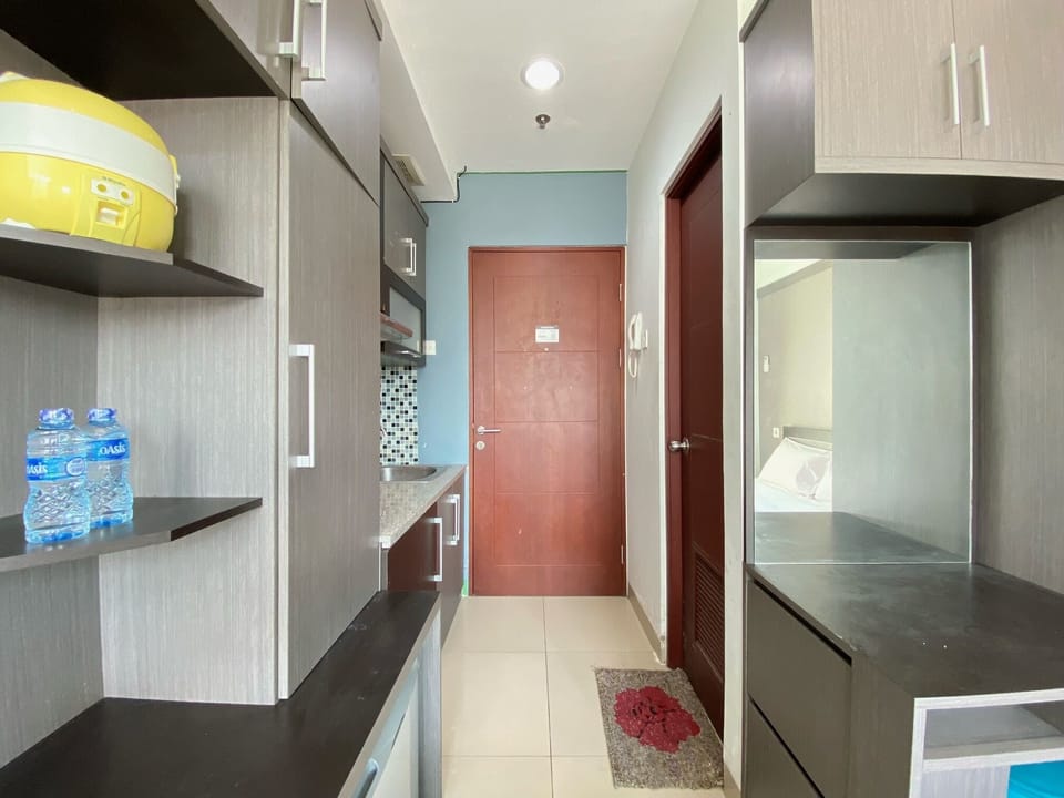 Fridge, stovetop, cookware/dishes/utensils, dining tables