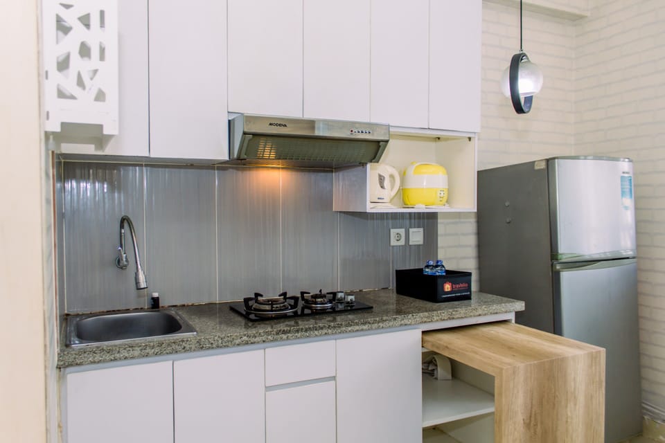 Fridge, stovetop, cookware/dishes/utensils, dining table
