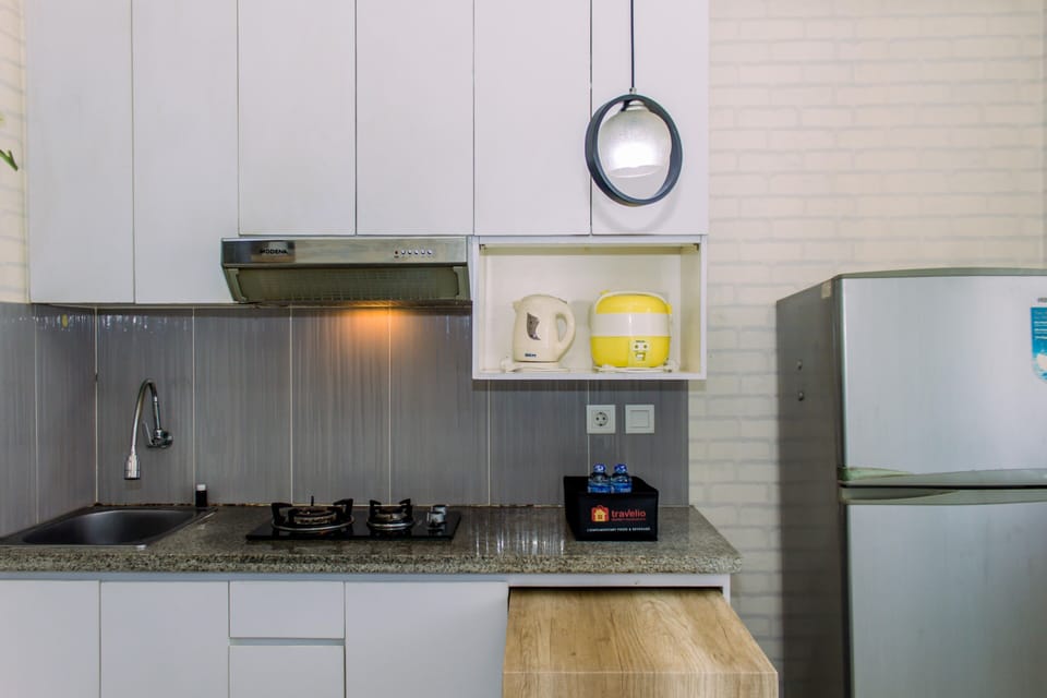 Fridge, stovetop, cookware/dishes/utensils, dining table