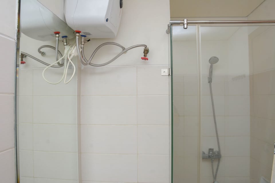 Shower, free toiletries, towels