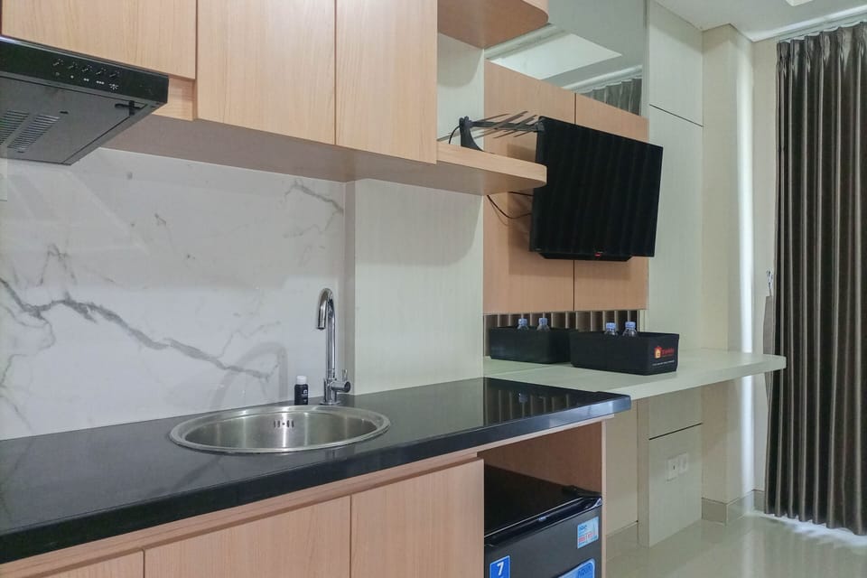 Fridge, stovetop, cookware/dishes/utensils, dining table