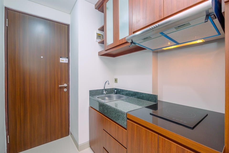 Fridge, stovetop, cookware/dishes/utensils, dining tables