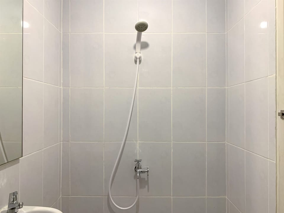 Shower, free toiletries, towels