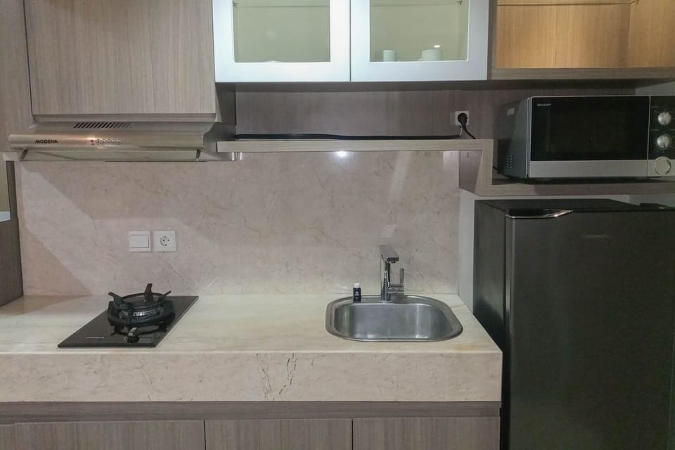 Fridge, stovetop, cookware/dishes/utensils, dining table