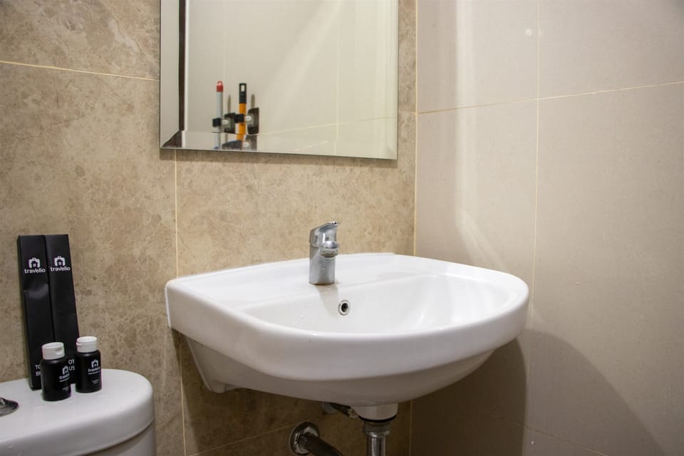 Shower, free toiletries, towels
