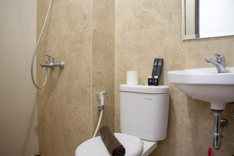 Shower, free toiletries, towels
