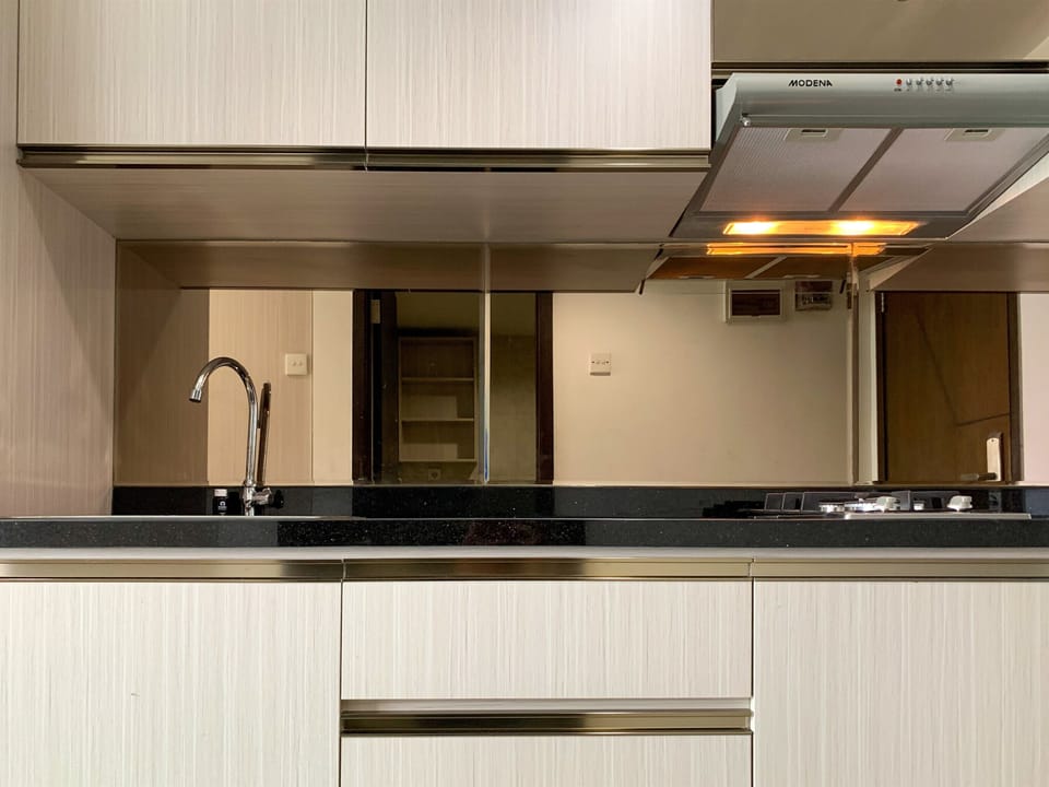 Fridge, stovetop, cookware/dishes/utensils, dining tables