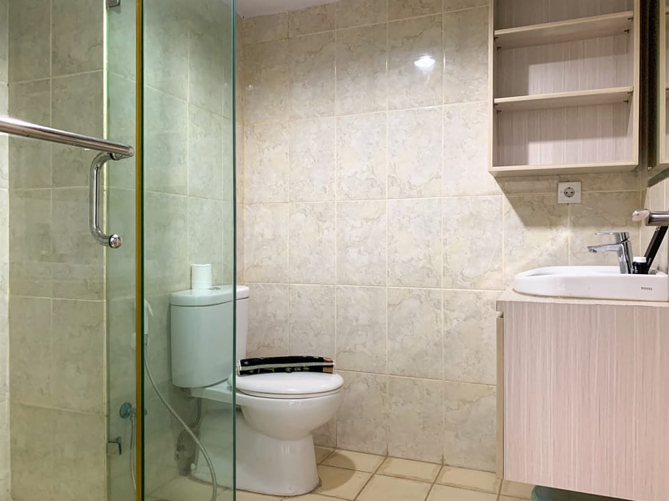 Shower, free toiletries, towels