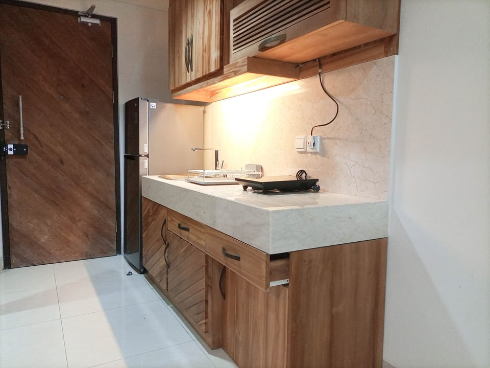 Fridge, stovetop, cookware/dishes/utensils, dining table